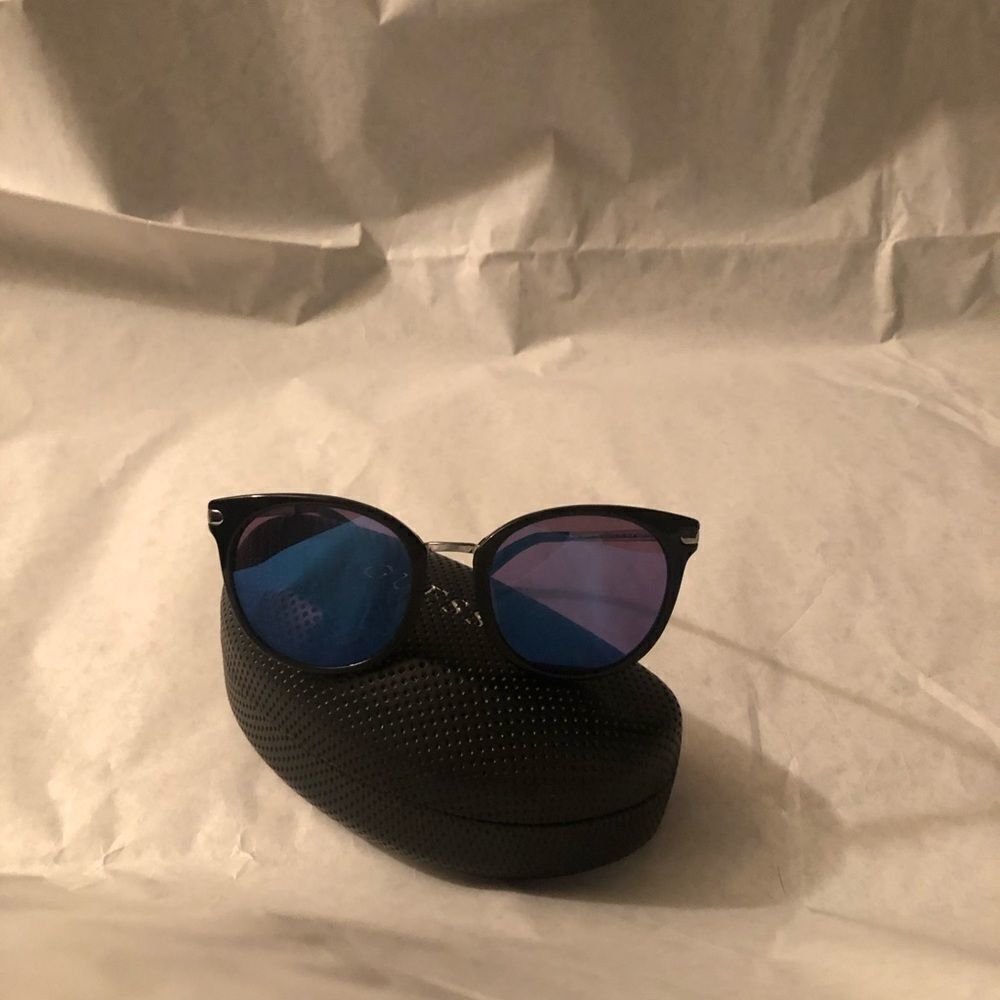Guess Sunglasses 🕶 - Picture 4 of 7